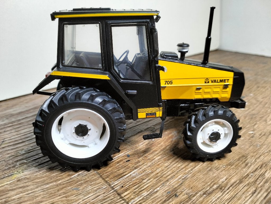 Te koop UH Valmet 705 Geel (A), Ophalen of Verzenden, Zo goed als nieuw, Tractor of Landbouw, Universal Hobbies