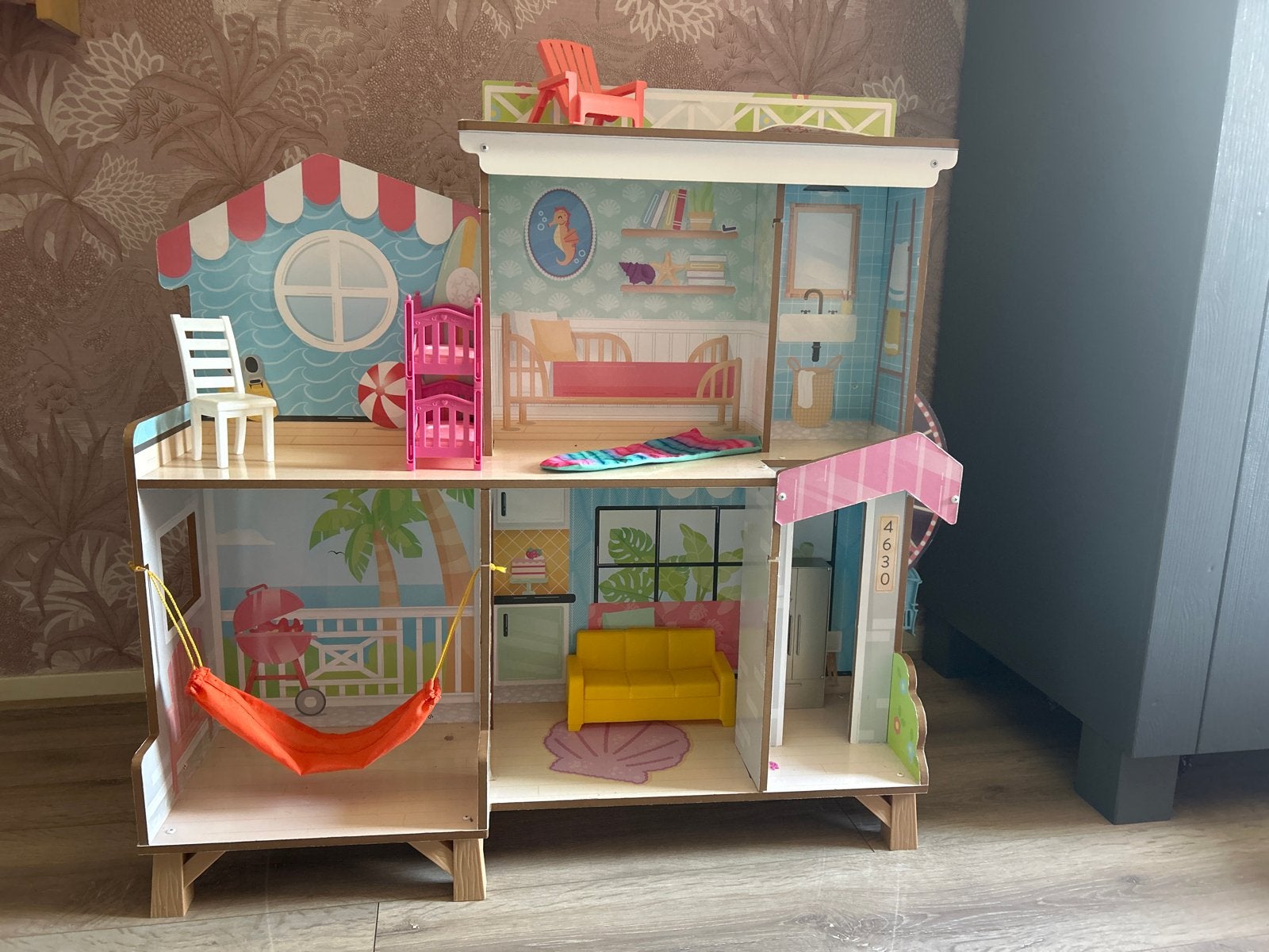 Groot poppenhuis met kermis en strandhuis thema, Ophalen, Zo goed als nieuw, Jongen of Meisje