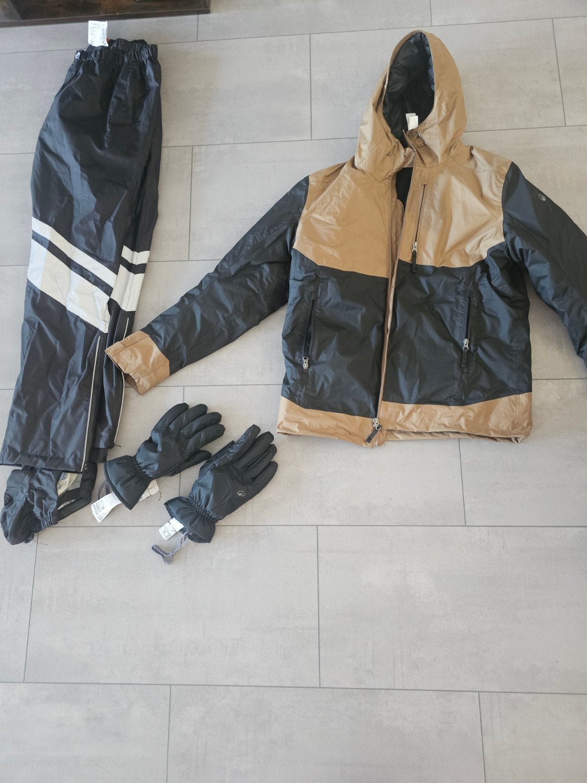 Ski-jas, skibroek en handschoenen set, Kleding | Dames, Wintersportkleding, Maat 38/40 (M), Ophalen of Verzenden, Pak, Onbekend