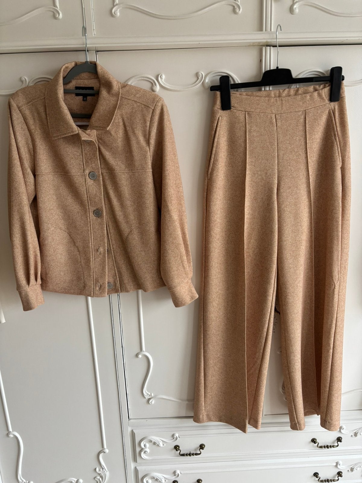 Nieuw beige creme jasje en broek Brandy Br&Dy maat XS, Kleding | Dames, Kostuum of Pak, Beige, Nieuw, Ophalen of Verzenden