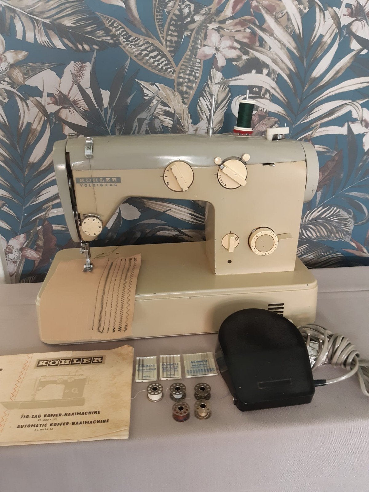 Kohler Volzigzag naaimachine met handleiding en accessoires, Ophalen of Verzenden, Naaimachine, Overige merken
