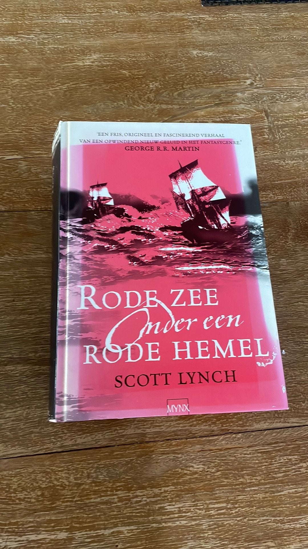 Rode zee onder een rode hemel - Scott Lynch, Ophalen of Verzenden, Gelezen