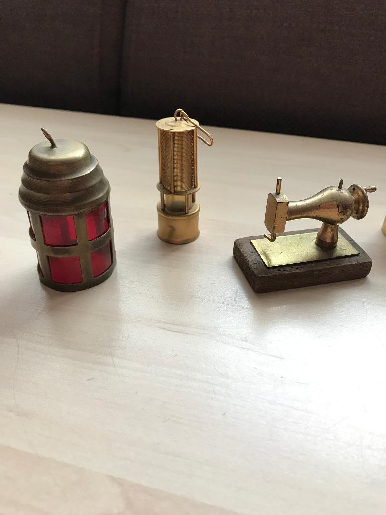 Miniatuur put koffiemolen naaimachine e a koper, Ophalen of Verzenden, Koper