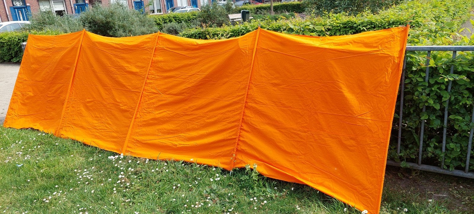 Retro Oranje windscherm voor strand of camping karoen, Ophalen of Verzenden