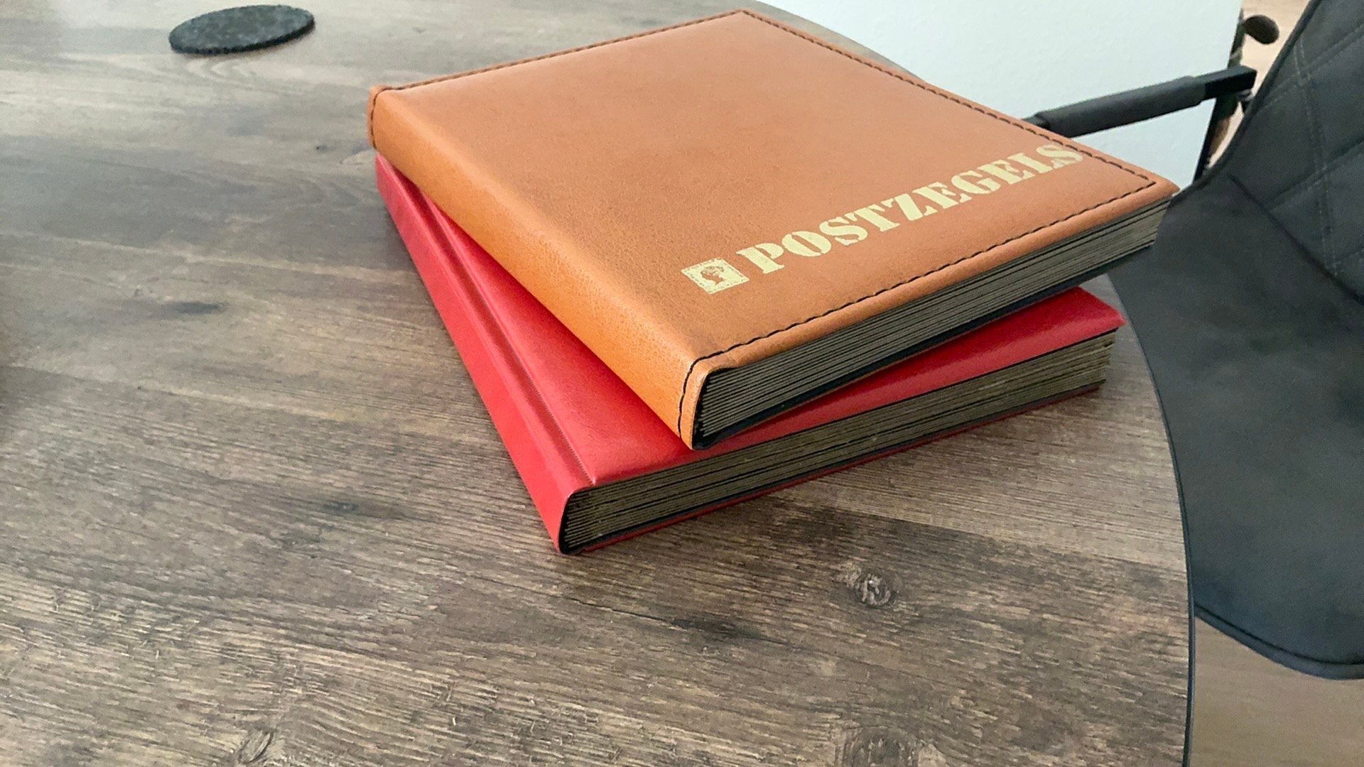 2 nog nette, lege albums met zwarte bladen, Postzegels en Munten, Ophalen, Verzamelalbum