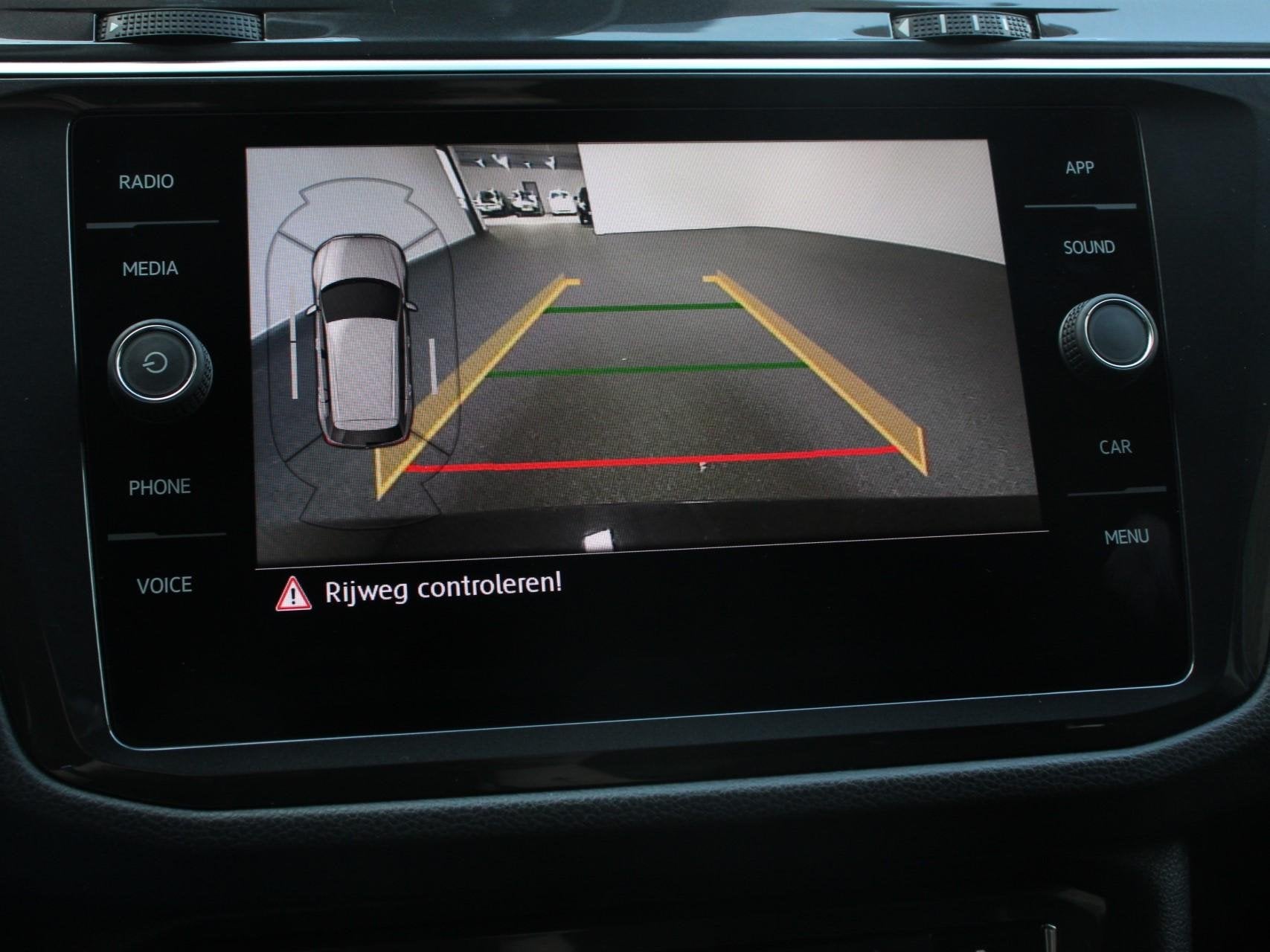 Volkswagen Tiguan 1.5 TSI Comfortline Team DSG Navigatie App, Stof, Zwart, 4 cilinders, 150 pk