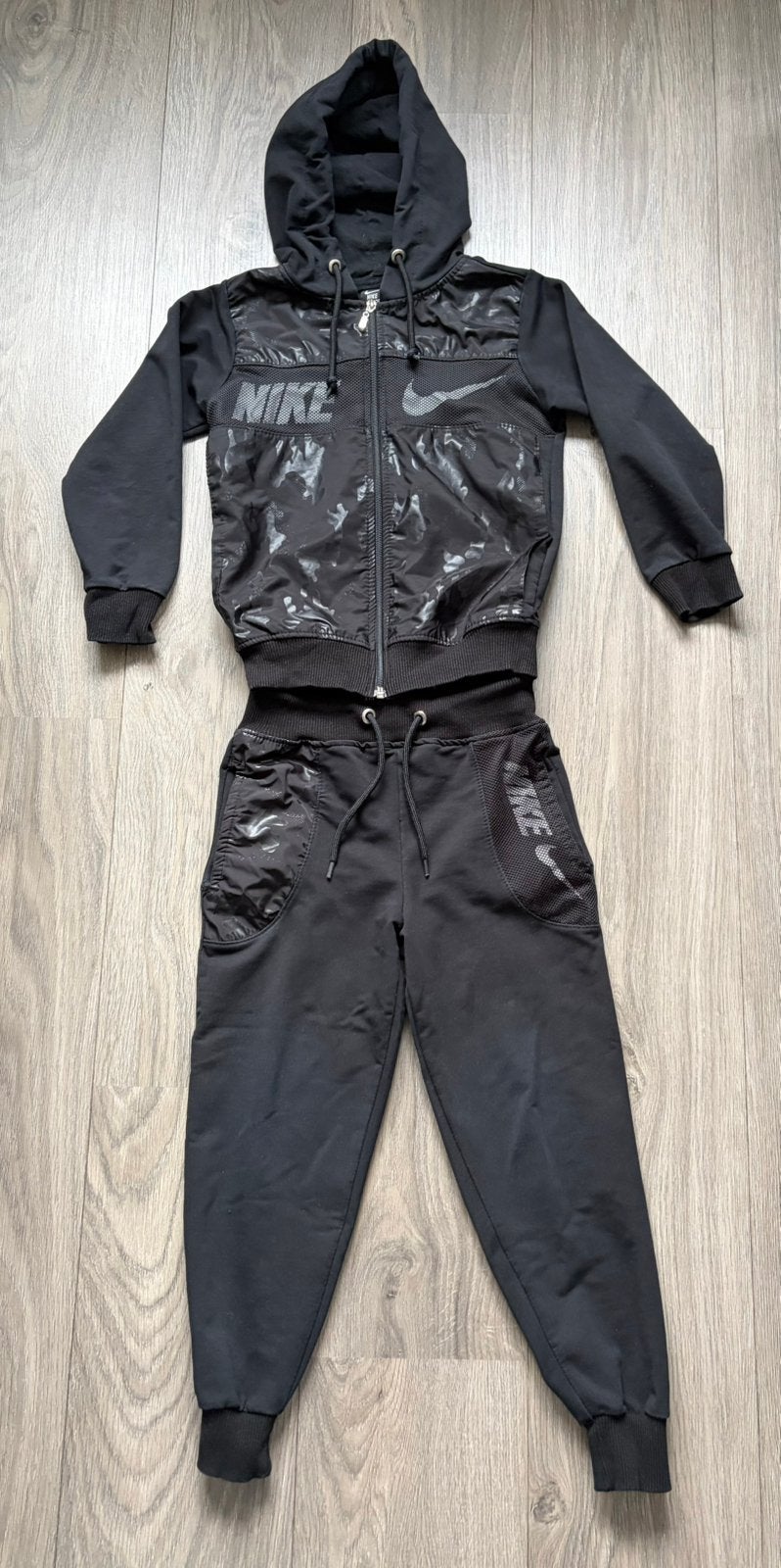 Niks joggingpak, Ophalen of Verzenden, Zo goed als nieuw, Jongen of Meisje, Setje