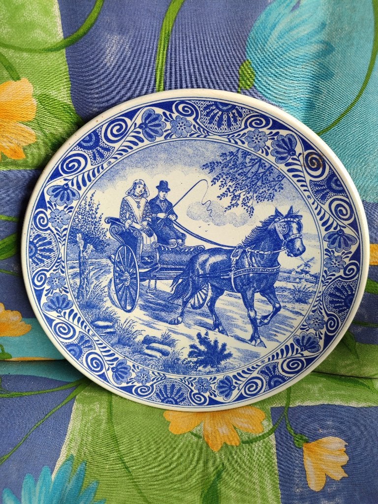 Delfts blauw wandbord met koets en paard, Ophalen