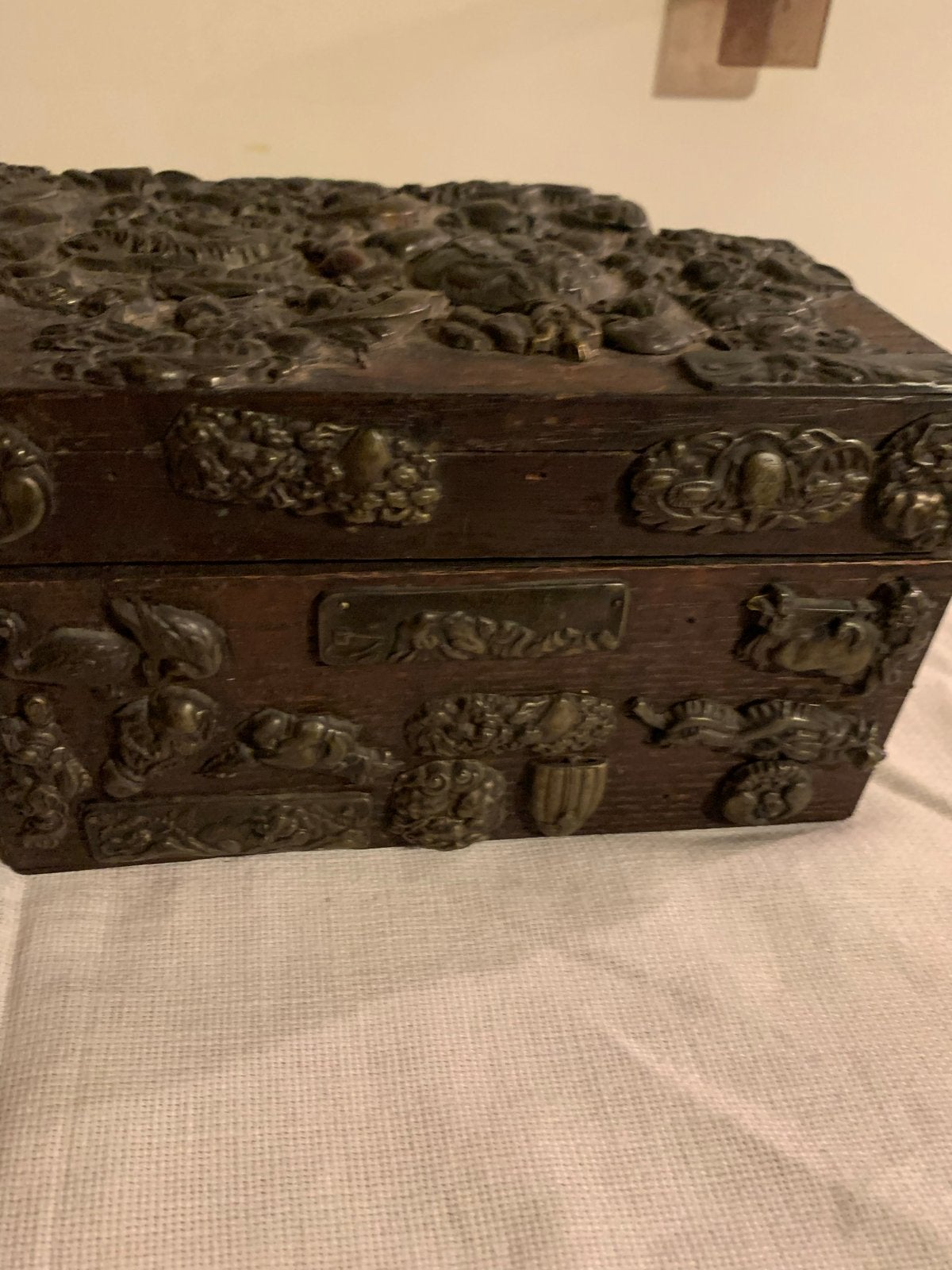 Antieke houten doos met metalen reliëfdecoratie, Antiek en Kunst, Ophalen