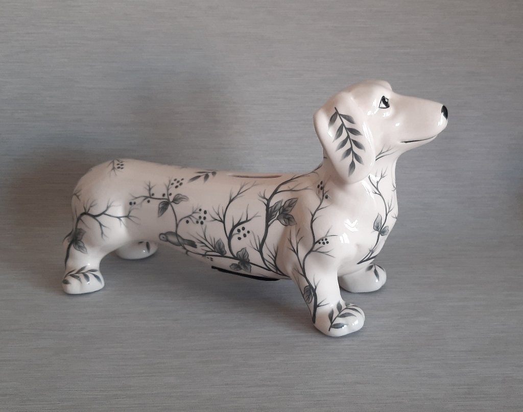 Wit beeldje in de vorm van een teckel (hond), spaarpot., Verzamelen, Spaarpotten, Ophalen of Verzenden, Nieuw, Steen, Aardewerk of Keramiek