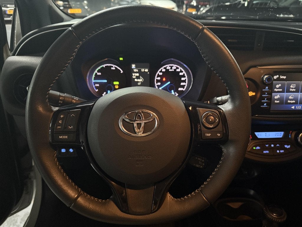 Toyota Yaris 1.5 Hybrid Bi-Tone Luxe en nette auto slechts 7, Gebruikt, Euro 6, 4 cilinders, Wit