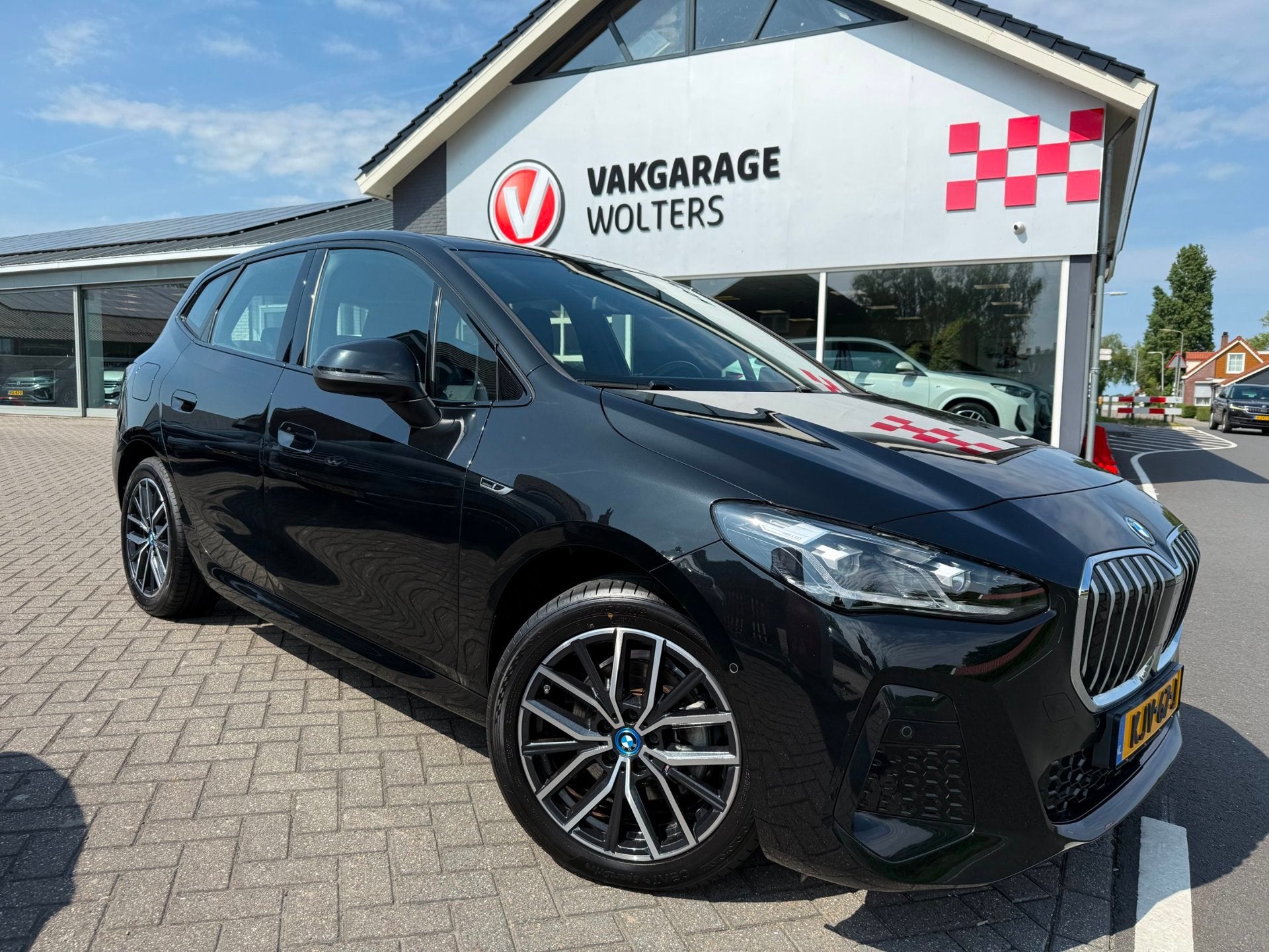 BMW 2-serie Active Tourer 225e xDrive M Sportpakket Aut., Auto's, Automaat, Gebruikt, Alcantara, Zwart