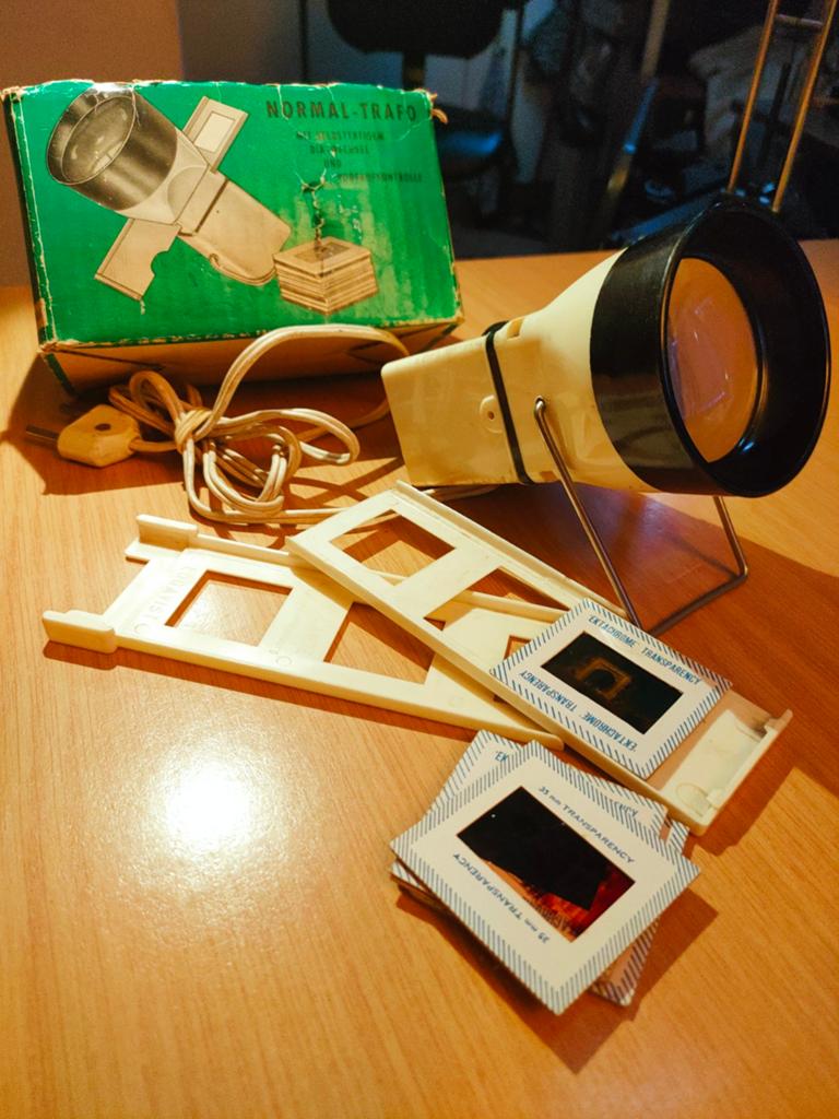 2 Vintage Diaviewers van Logavist Normal Trafo + dia(slede), Audio, Tv en Foto, Diaprojectors, Verzenden, Gebruikt, Met scherm