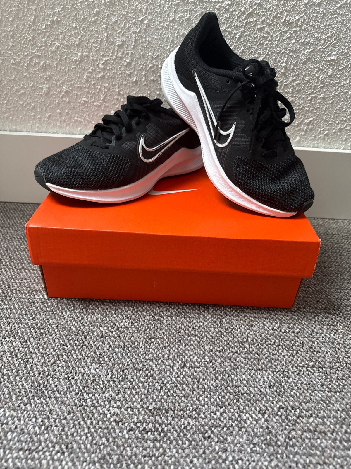 Nike WMNS Downshifter 11 - Zwart/Grijs - Maat 36,5, Ophalen of Verzenden, Nieuw, Zwart, Sneakers of Gympen