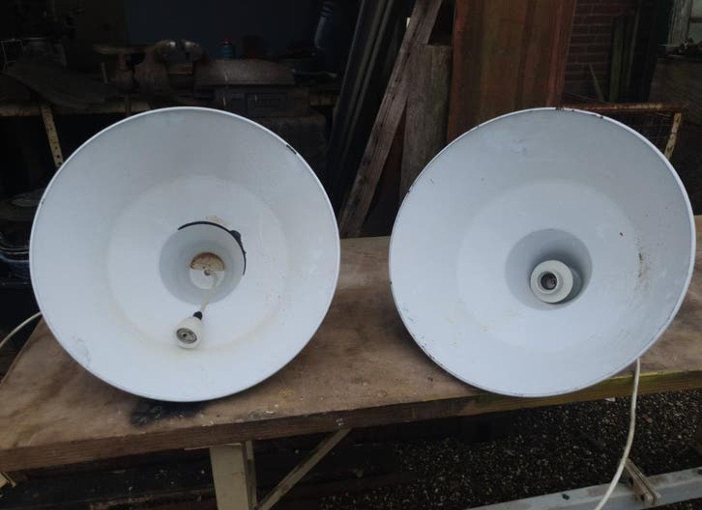 twee rustieke, industriële emaille lampenkappen, Gebruikt, Rond, Crème, Ophalen