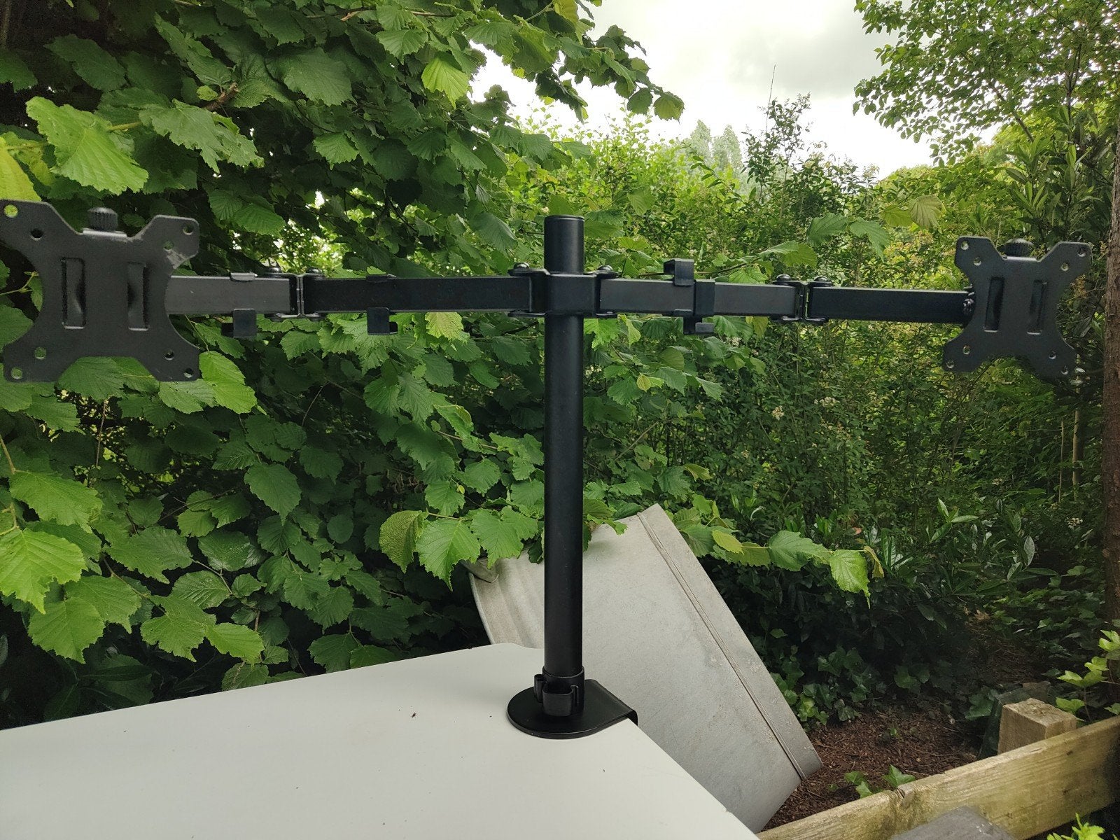 Neomounts  dubbele monitor arm + bevestiging buro blad, Computers en Software, Monitoren, Ophalen of Verzenden, Overige typen