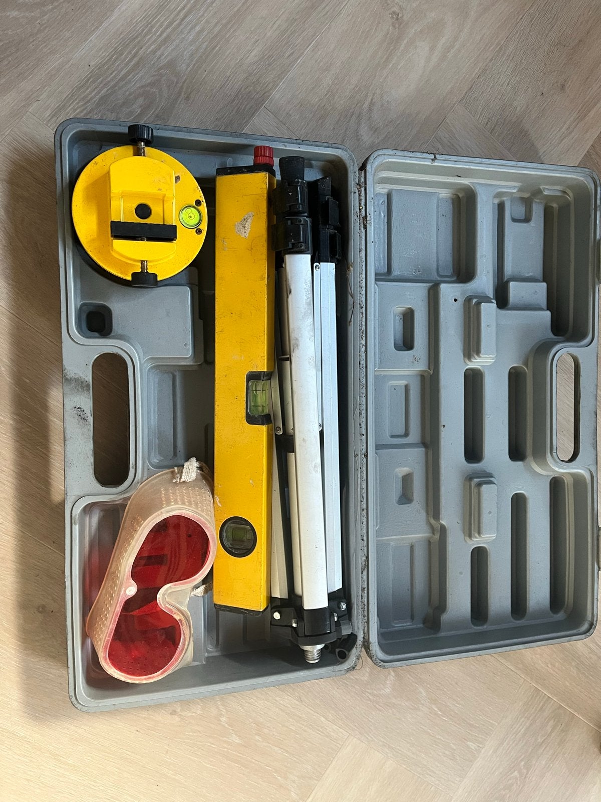Laser waterpas met statief en beschermbril, Ophalen of Verzenden, Gebruikt, Overige meters