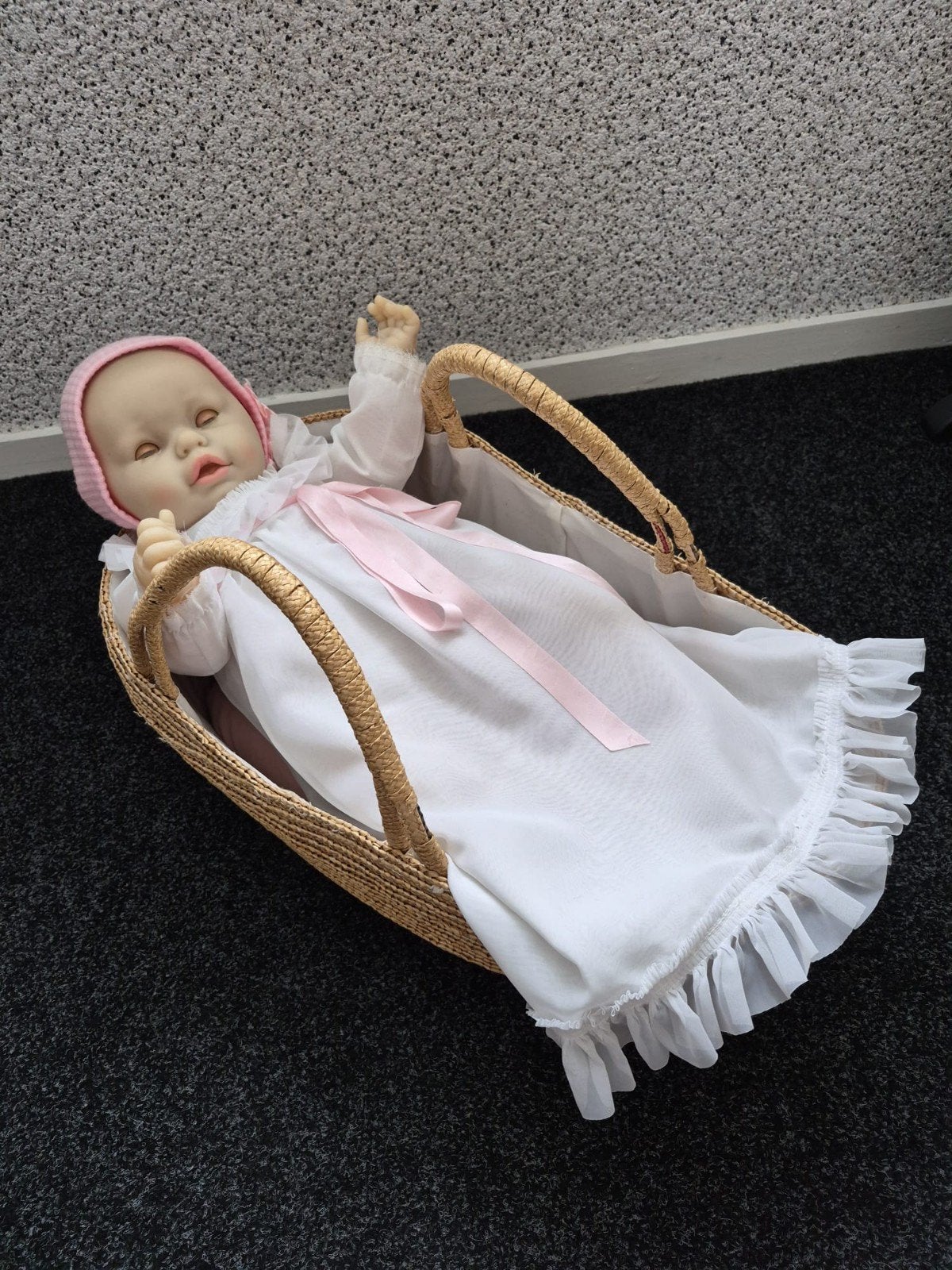 Vintage Babypop met Doopkleed en Rotan Reismand, Ophalen of Verzenden, Gebruikt, Babypop