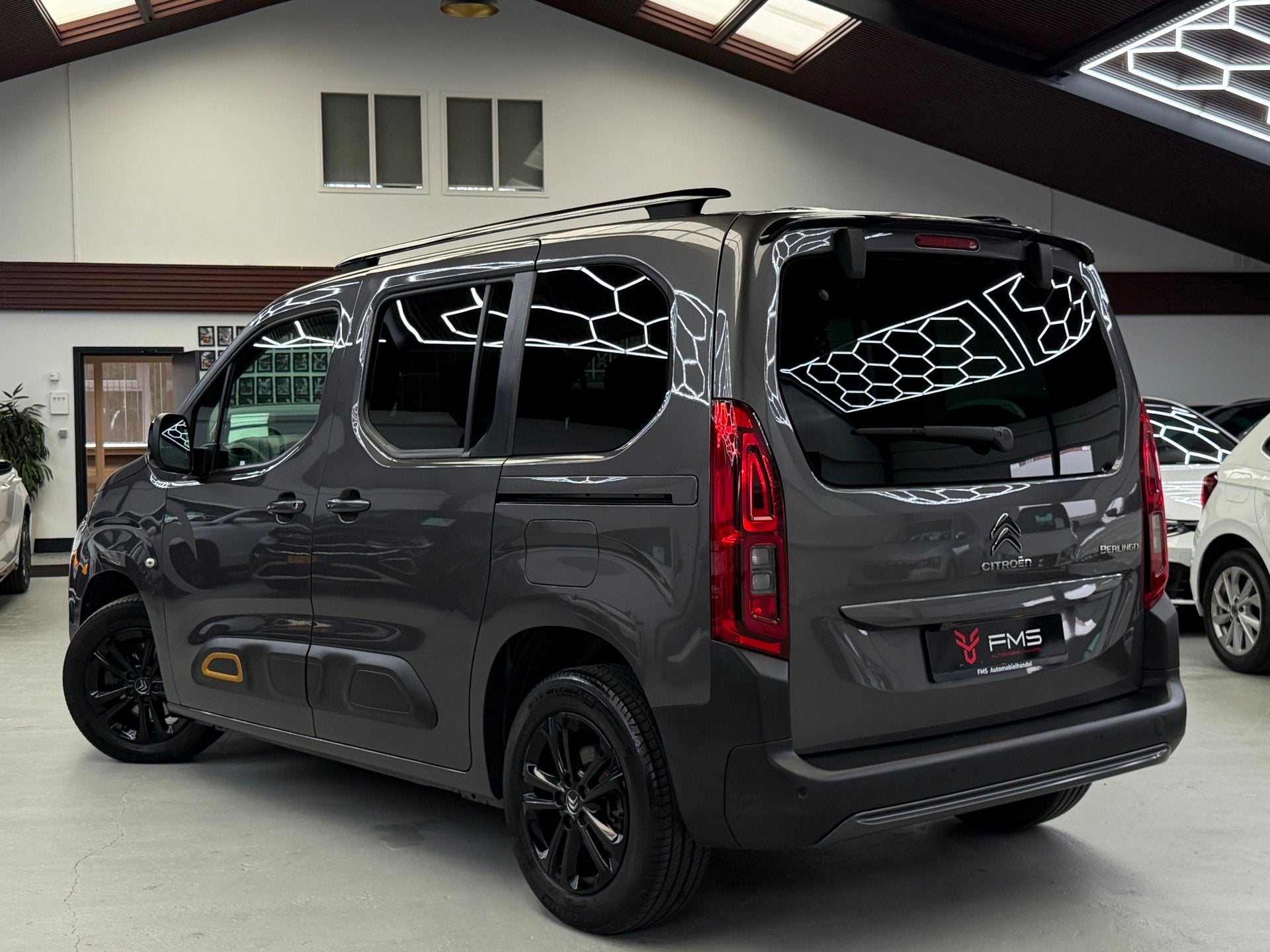 Citroen Berlingo 1.2 PureTech Rip Curl Edition CarPlay Camer, Auto's, Gebruikt, Zwart, 1199 cc, Met garantie (alle)