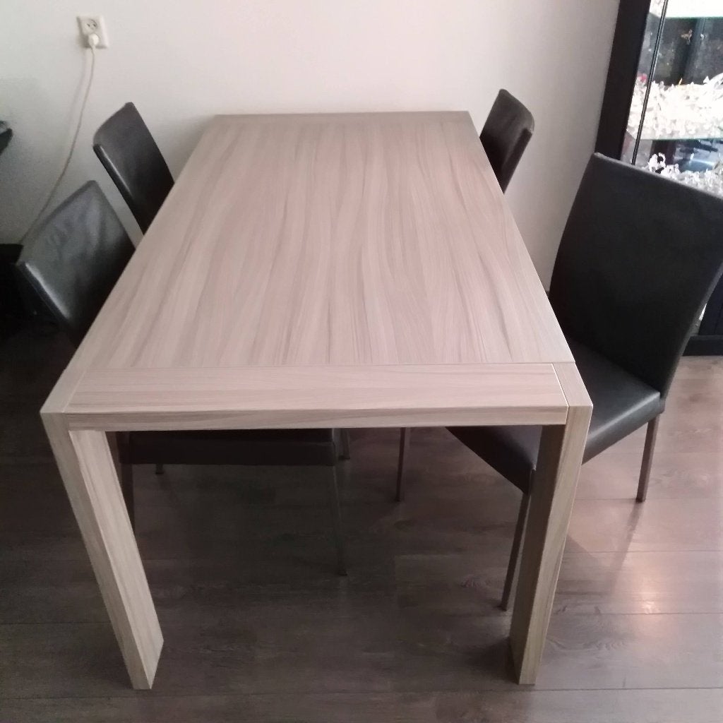 Moderne eettafel met een licht houten structuur 4 stoelen, Ophalen, Gebruikt, 100 tot 150 cm, 50 tot 100 cm