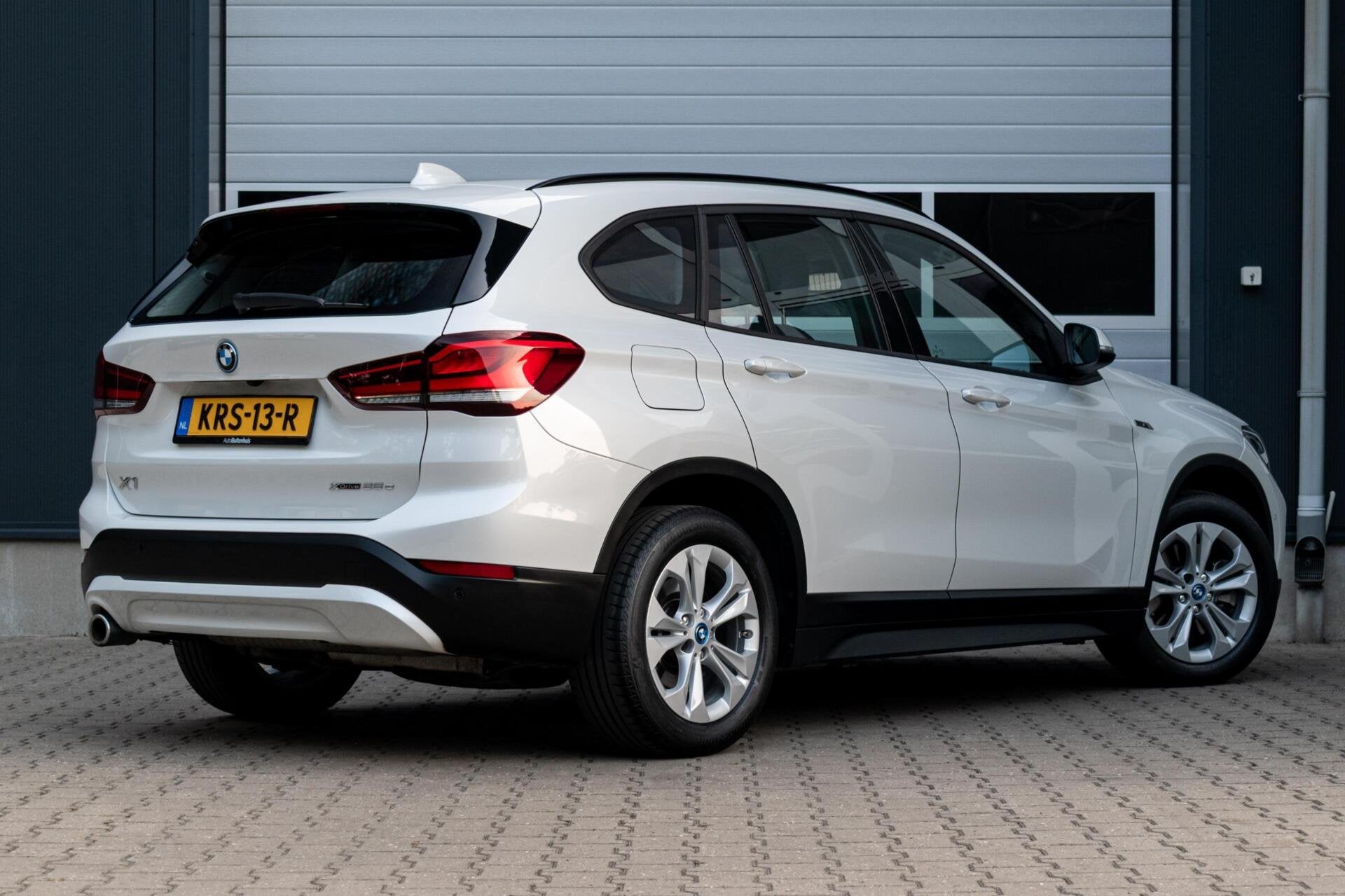 BMW X1 xDrive25e High Executive|1e EIGENAAR|ELEK.KLEP|HEAD-U, Auto's, BMW, Gebruikt, 750 kg, Met garantie (alle), Wit