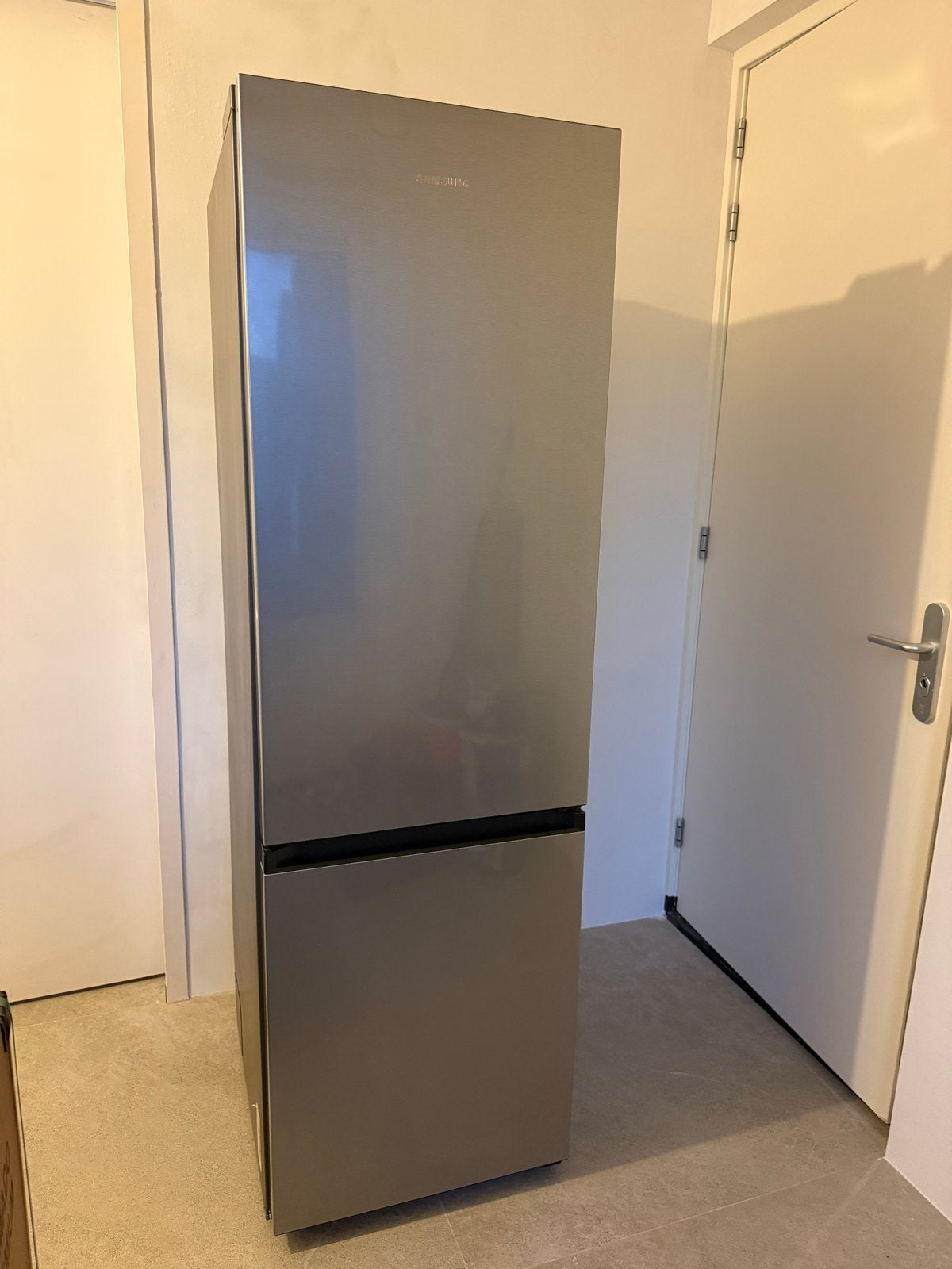 Foto 2 van Samsung RB36T602CSA Koel-vries 365 l - perfecte staat
