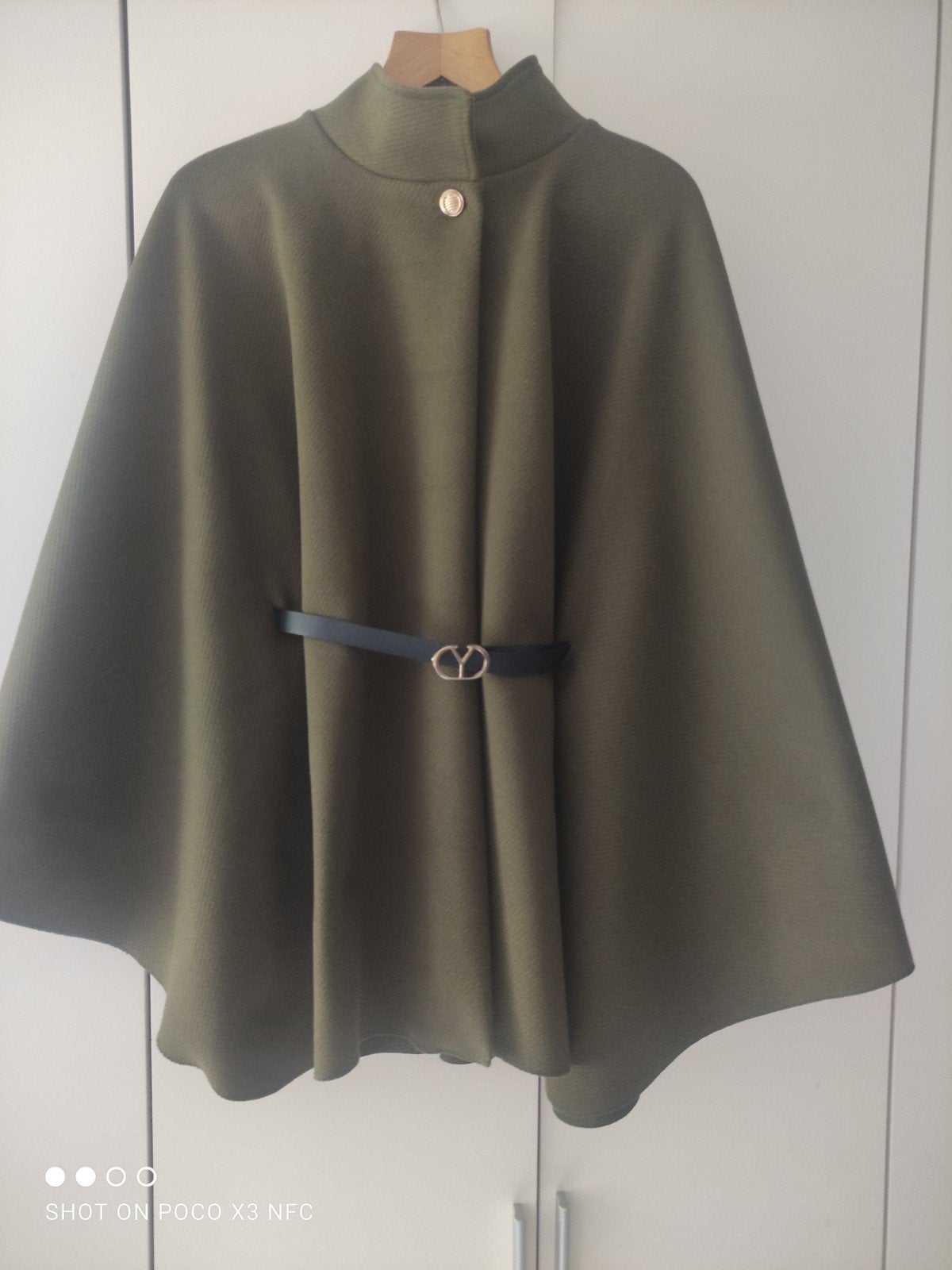 prachtige nieuwe poncho met riempje mos groen, Ophalen of Verzenden, Nieuw, Maat 38/40 (M), Groen