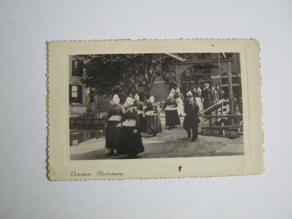 Ansichtkaarten Nederland, TC 9-86 Volendam, Kerkuitgang 1941, Verzamelen, Ophalen of Verzenden, 1940 tot 1960, Gelopen, Noord-Holland