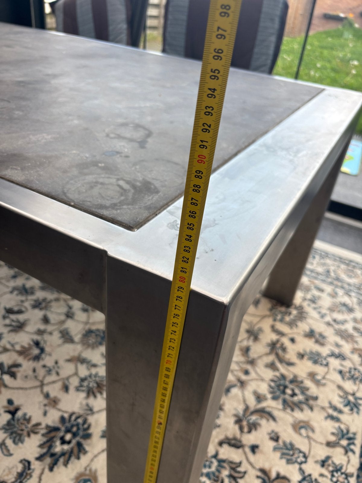 Foto 5 van Grote tuintafel met metalen frame en betonnen blad