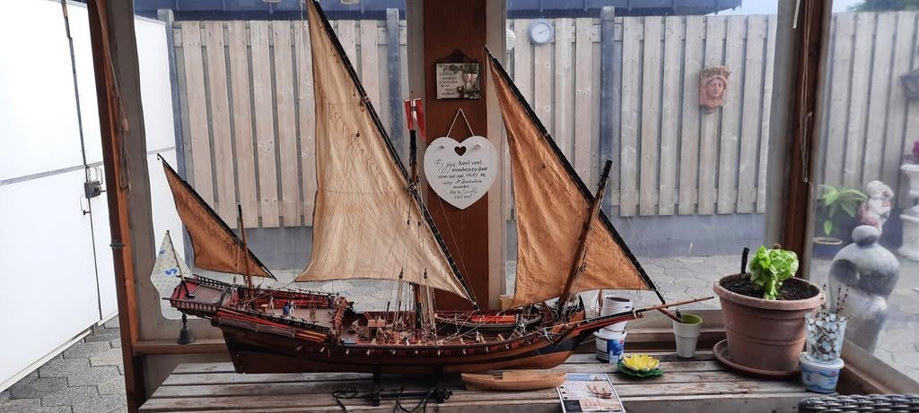 Gedetailleerd houten scheepsmodel met zeilen en figuren, Ophalen, Landmacht