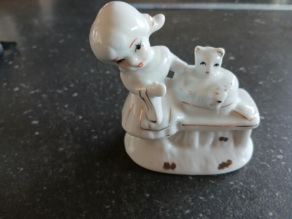 Vintage Porseleinen Beeldje: Meisje met Kat, Verzenden, Zo goed als nieuw, Mens