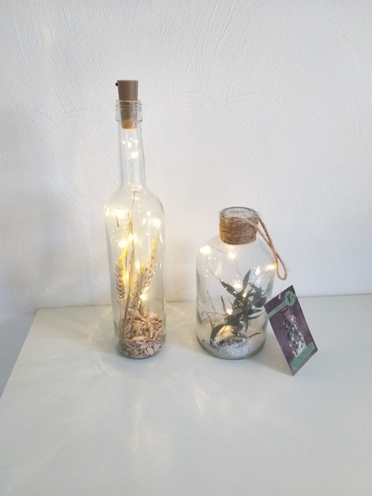 Nieuwe glazen fles met gedroogde bloemen met lichtjes, Huis en Inrichting, Ophalen, Nieuw
