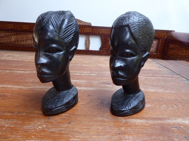 2 Ebbenhouten bustes, man en vrouw, boekensteunen, Minder dan 20 cm, Buste, Ophalen of Verzenden, Handgemaakt