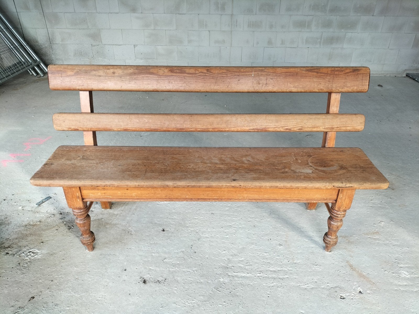 Robuuste vintage houten kerkbank met gedraaide poten, Ophalen