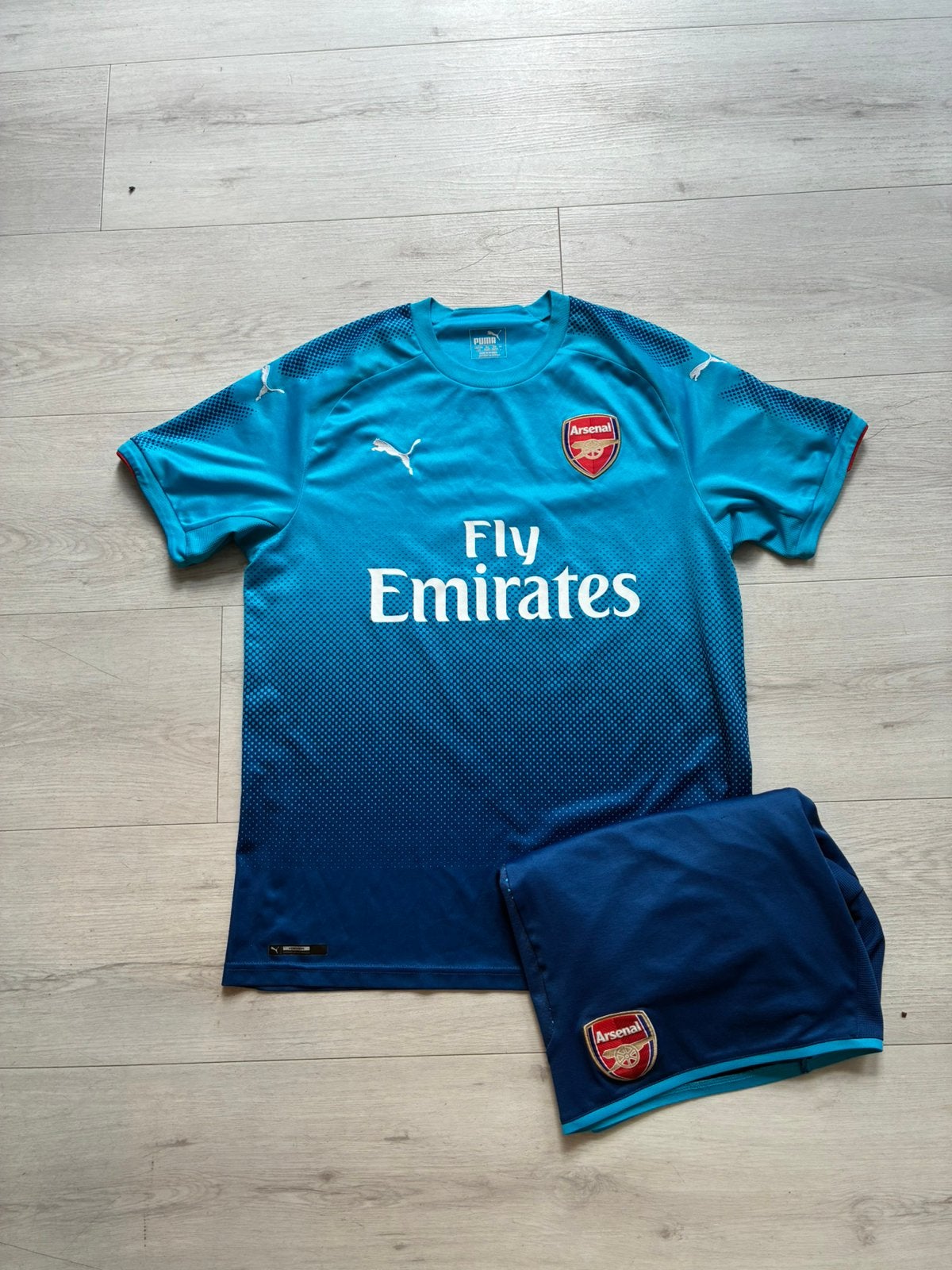 Origineel Arsenal shirt en broekje maat L, Maat L, Ophalen of Verzenden, Zo goed als nieuw, Set