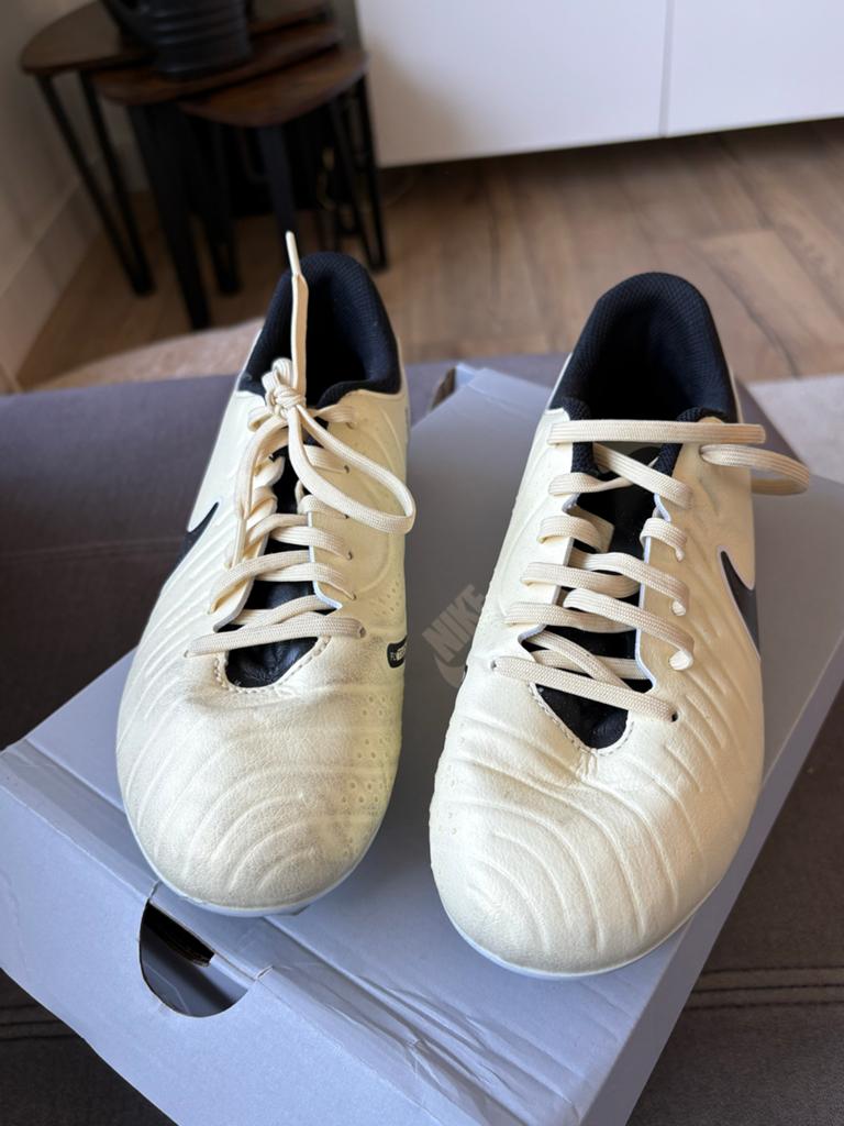 Nike Tiempo voetbalschoenen maat 37, Maat XS of kleiner, Schoenen, Ophalen of Verzenden, Zo goed als nieuw
