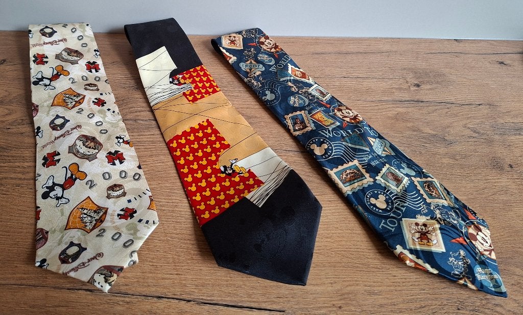Drie mooie vintage Disney stropdassen, Verzamelen, Disney, Zo goed als nieuw, Kleding of Textiel, Overige figuren, Ophalen of Verzenden