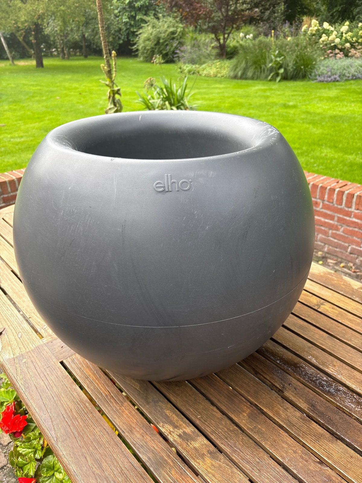 Elho Kogelronde Bloempot Antracietgrijs - Diverse Maten, Kunststof, Minder dan 60 cm, Rond, Ophalen of Verzenden