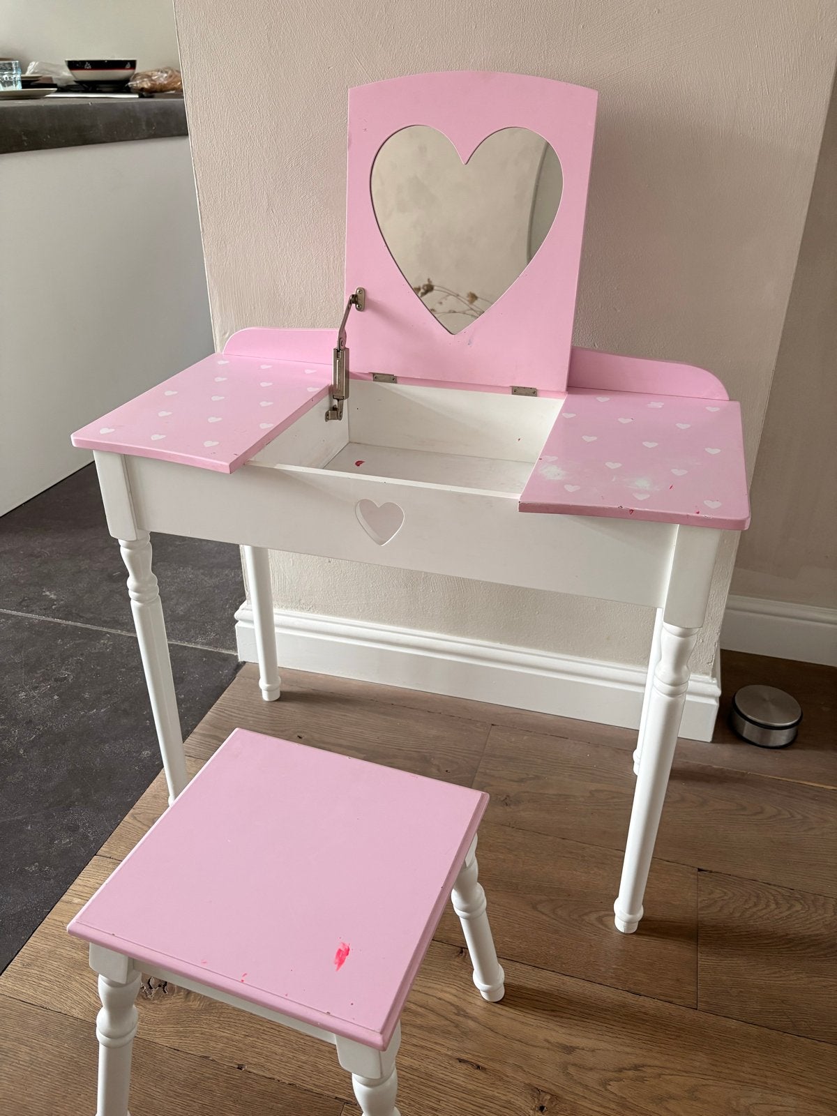 Roze kaptafel met hartjes en krukje voor kinderen, Kinderen en Baby's, Kinderkamer | Tafels en Stoelen, Ophalen, Gebruikt, Tafel(s) en Stoel(en)