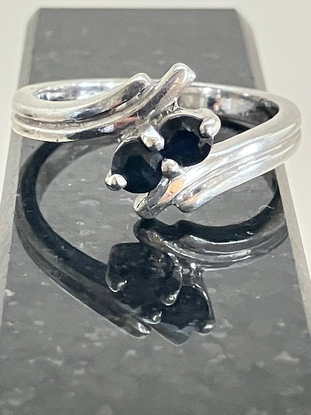 Elegante ring met saffieren, Ophalen of Verzenden, Zo goed als nieuw, 17 tot 18, Dame