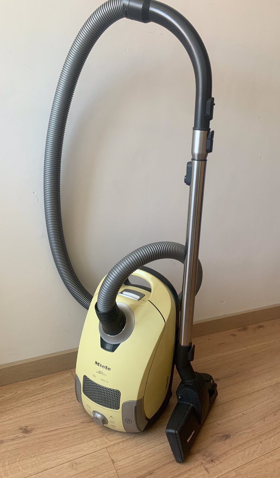 Miele stofzuiger 1800 Watt., Witgoed en Apparatuur, Refurbished, 1600 tot 2000 watt, Miele, Sledestofzuiger