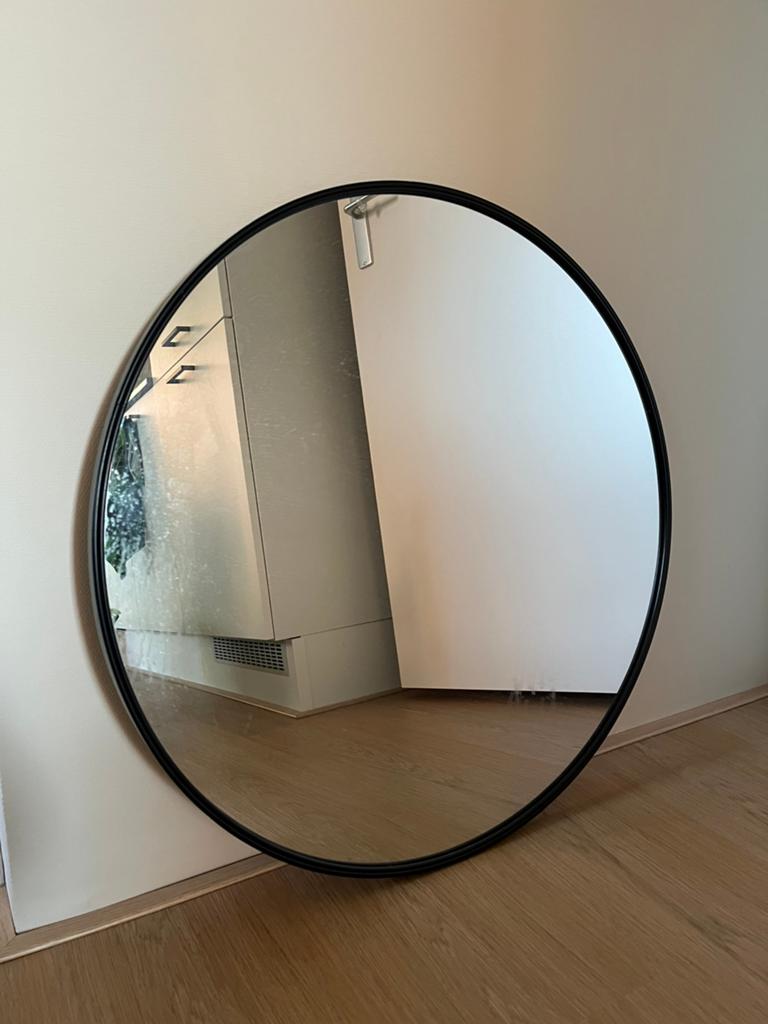 Ronde spiegel met zwarte rand, Huis en Inrichting, Woonaccessoires | Spiegels, Ophalen, Rond, Zo goed als nieuw, Minder dan 100 cm