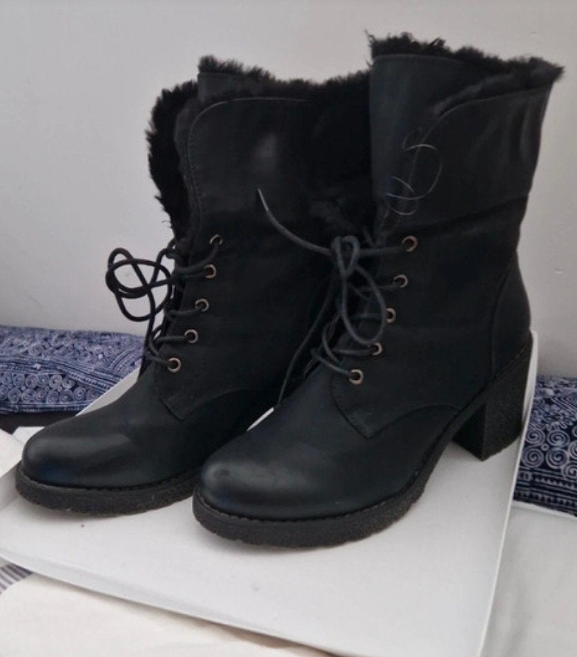 Zo goed als nieuwe zwarte Kayla enkellaarzen met bont, Zwart, Lage of Enkellaarzen, Ophalen of Verzenden, Zo goed als nieuw
