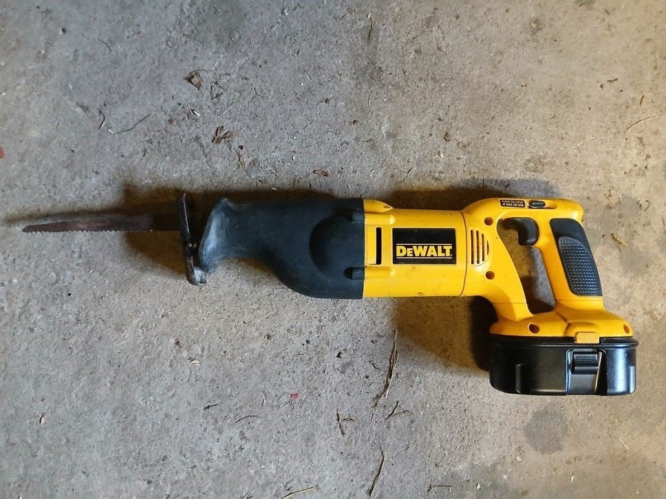 Nette, goed werkende DeWalt 18v reciprozaag, Gebruikt, DeWalt, 70 mm of meer, 600 tot 1200 watt
