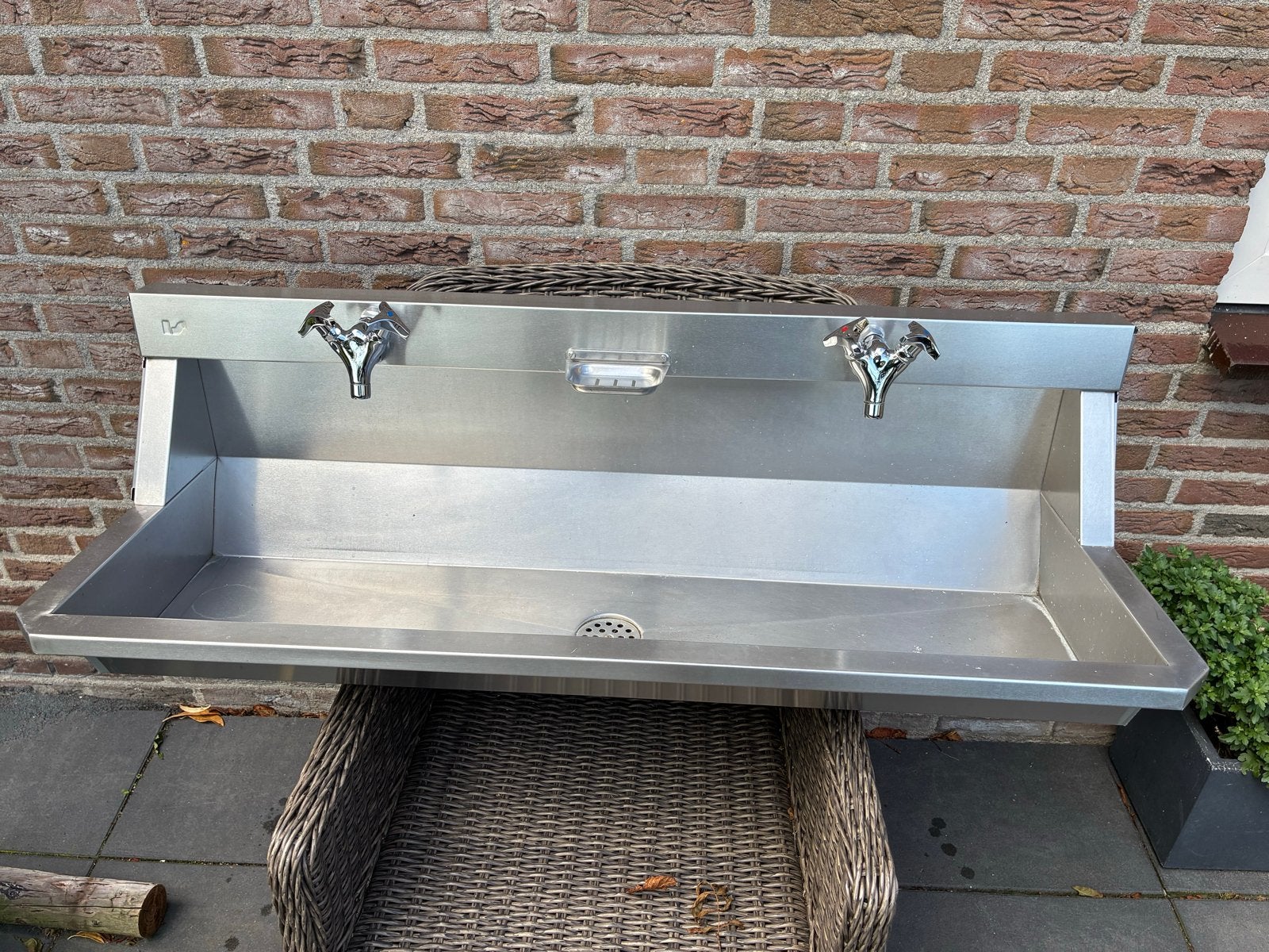 RVS Wasbak 120x42cm met kranen en zeepdispenser, Ophalen, Gebruikt, Rvs, Wastafel