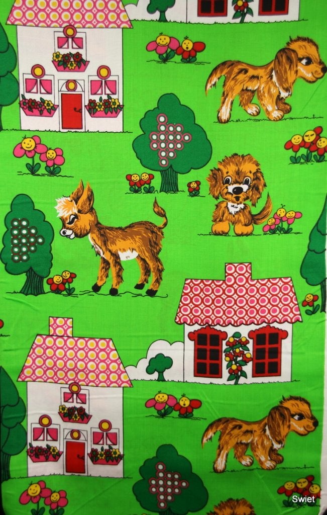 11038 Vintage groene kinderstof met huisjes dieren swiet, Overige kleuren, Verzenden, 120 cm of meer, Katoen