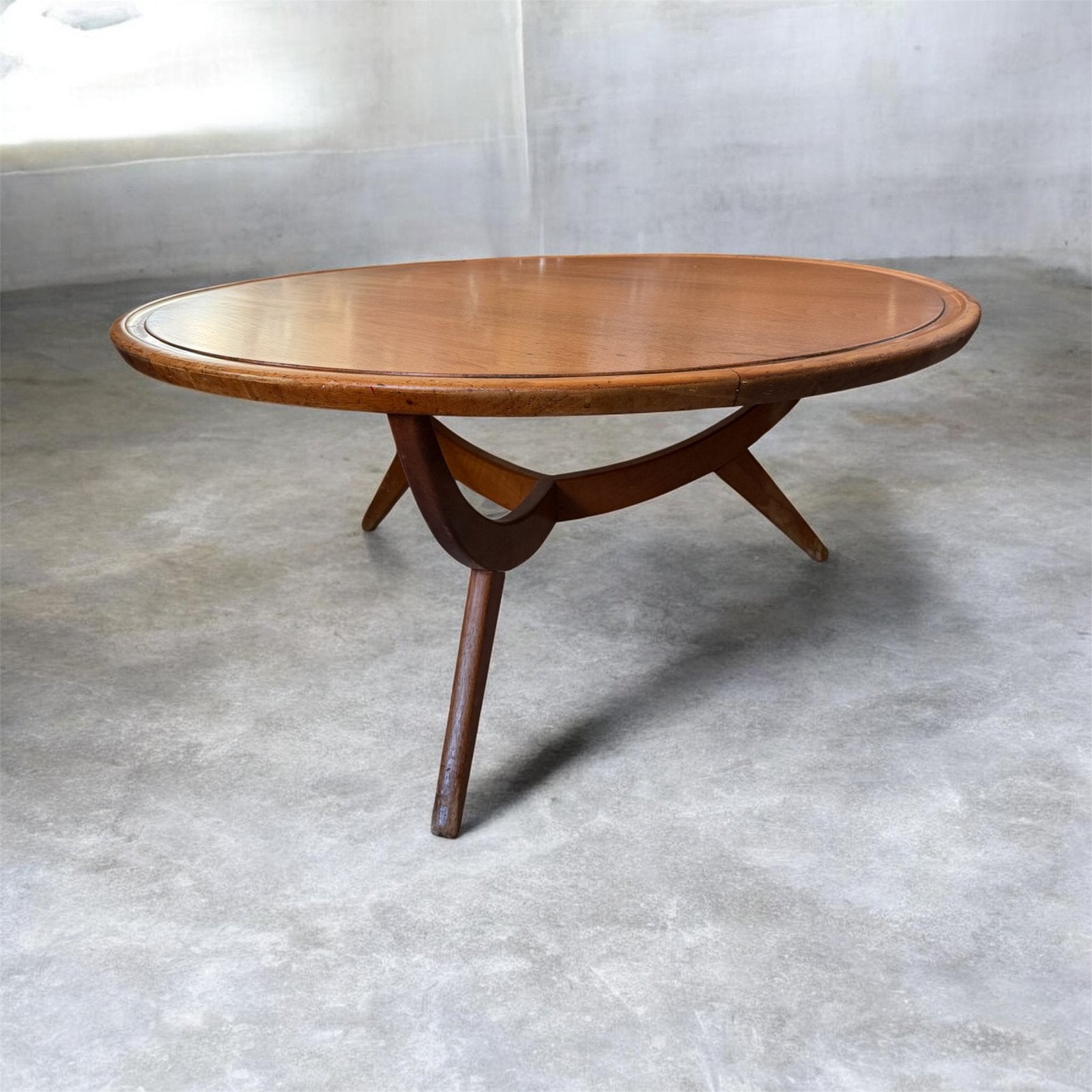 Vintage design A.A. Patijn salontafel, walnut ronde tafel, Antiek en Kunst, Ophalen
