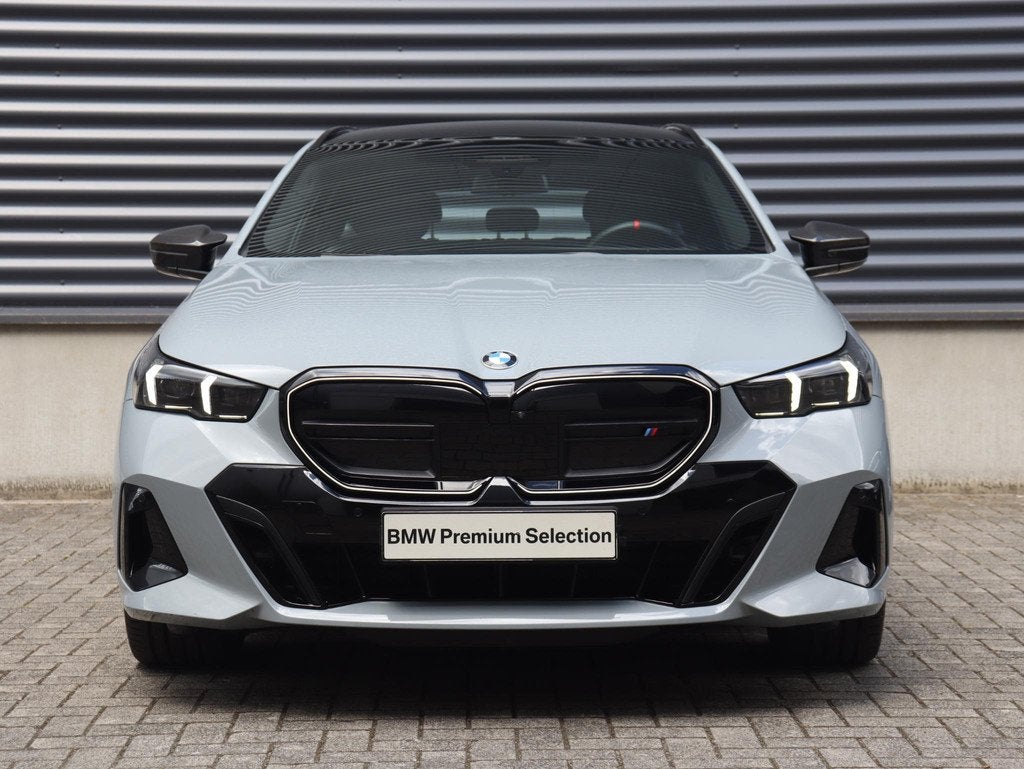 BMW i5 Touring M60 xDrive | M Sportpakket Pro | Trekhaak | P, Auto's, BMW, Automaat, Stof, Gebruikt, Zwart