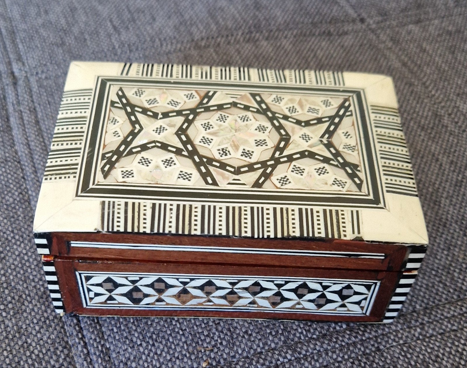 Decoratieve houten doos met inlegwerk en rood fluweel, Huis en Inrichting, Ophalen
