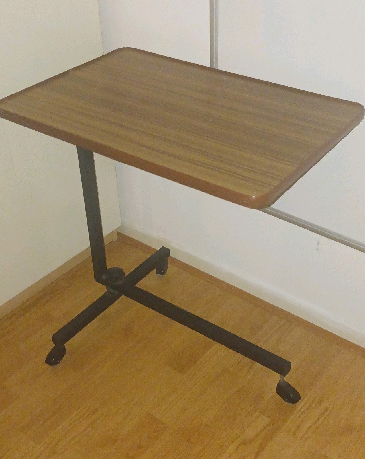 Verrijdbare bijzettafel met houtlook blad, Overige houtsoorten, Gebruikt, 50 tot 100 cm, Modern, Functioneel